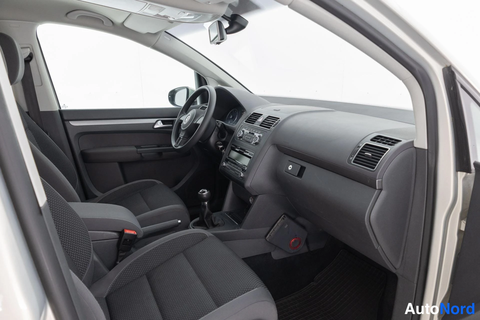 Hopea Volkswagen Touran 2011, ohjaamo, kuva 10