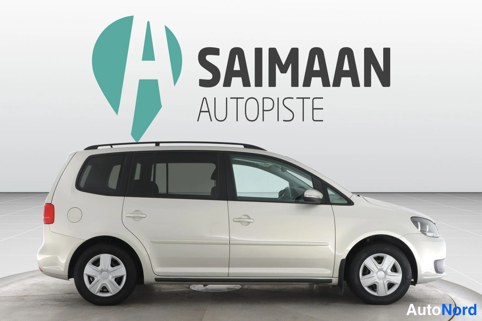Hopea Volkswagen Touran 2011, etuviisto, keula oikealle, kuva 2