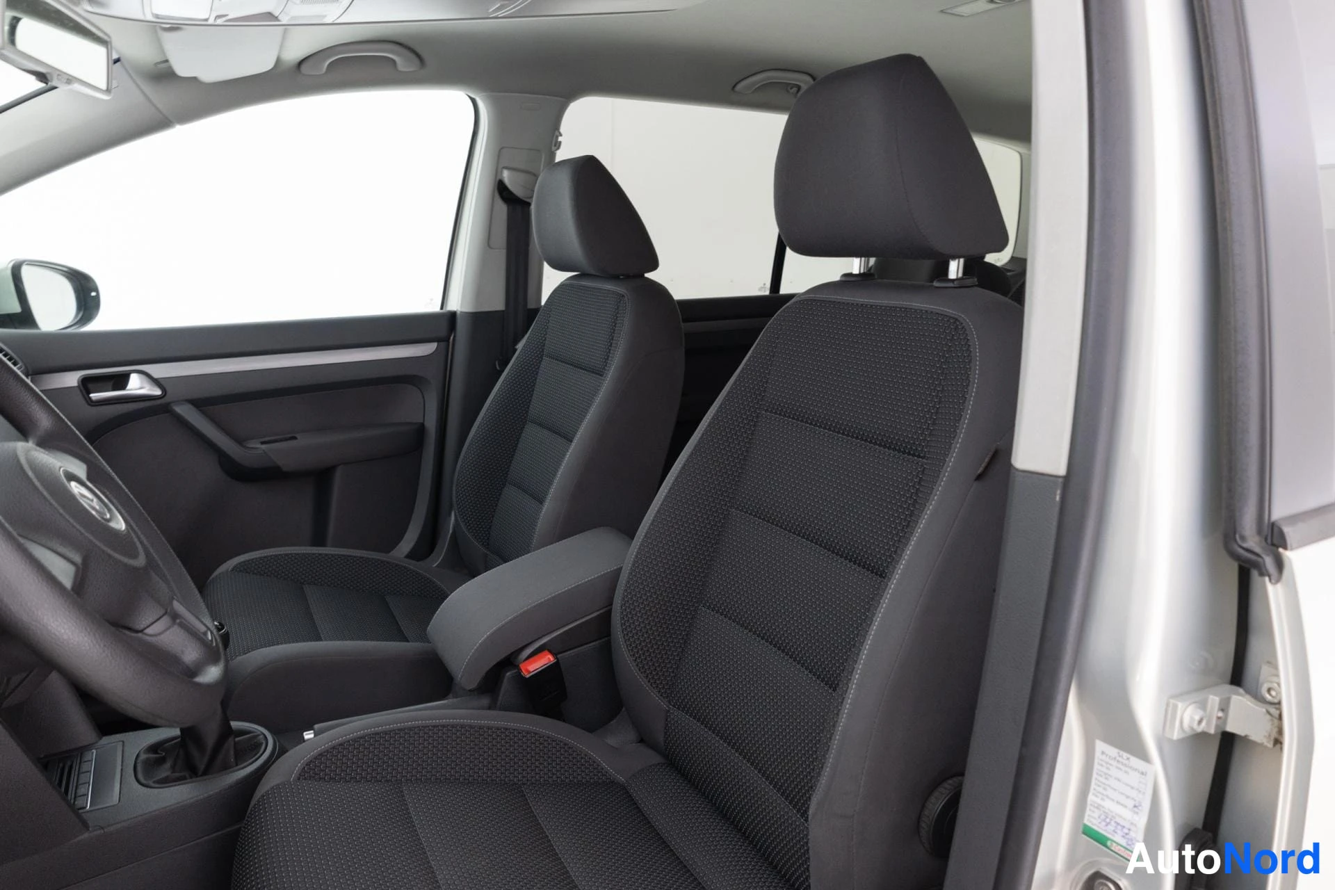 Hopea Volkswagen Touran 2011, etuistuimet, kuva 12