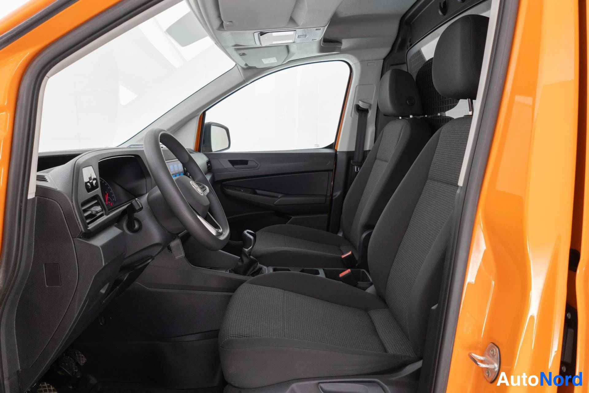 Orange Volkswagen Caddy Maxi 2023, förarplats, bild 9