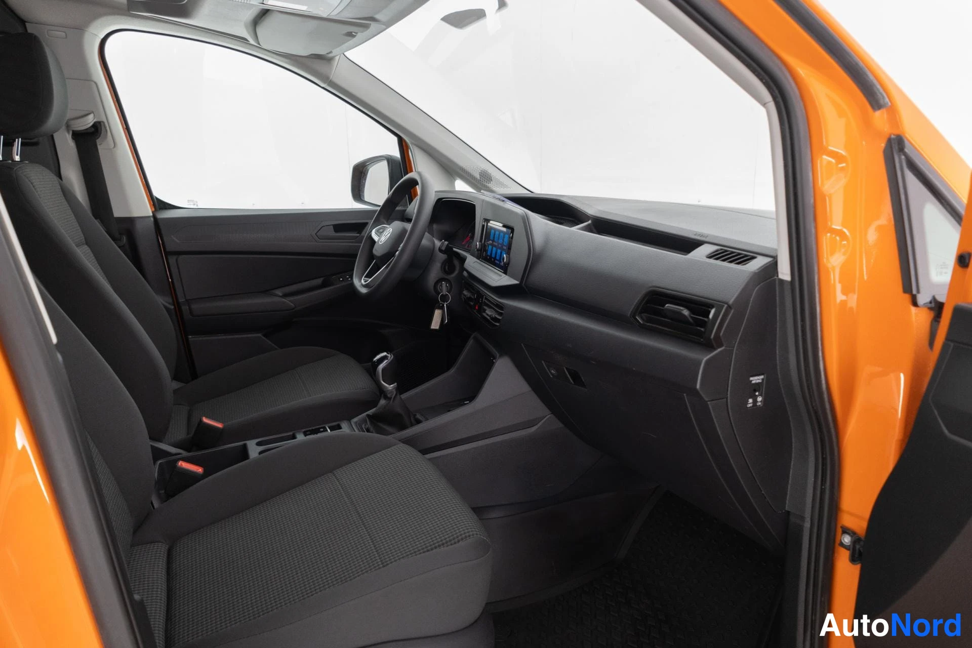 Orange Volkswagen Caddy Maxi 2023, förarplats, bild 10