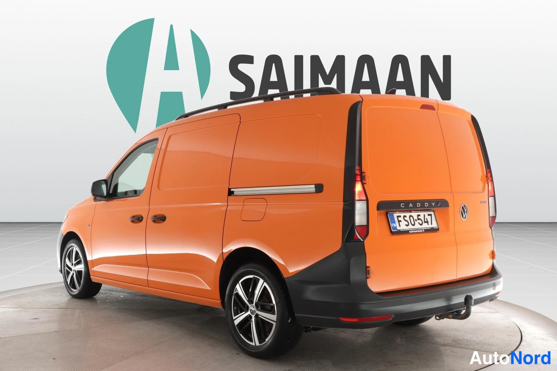 Orange Volkswagen Caddy Maxi 2023, snett bakifrån, bild 7