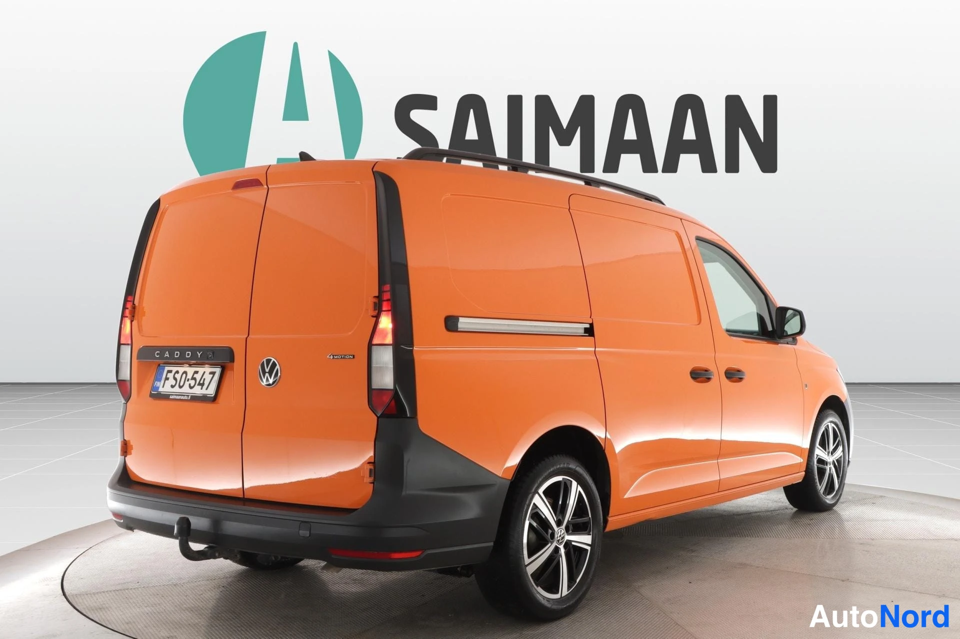Orange Volkswagen Caddy Maxi 2023, snett bakifrån, bild 6