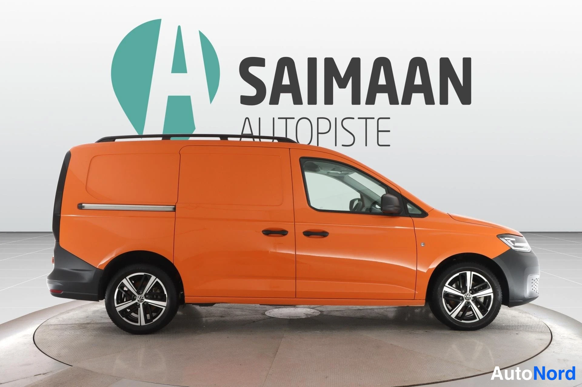 Orange Volkswagen Caddy Maxi 2023, från sidan, bild 4