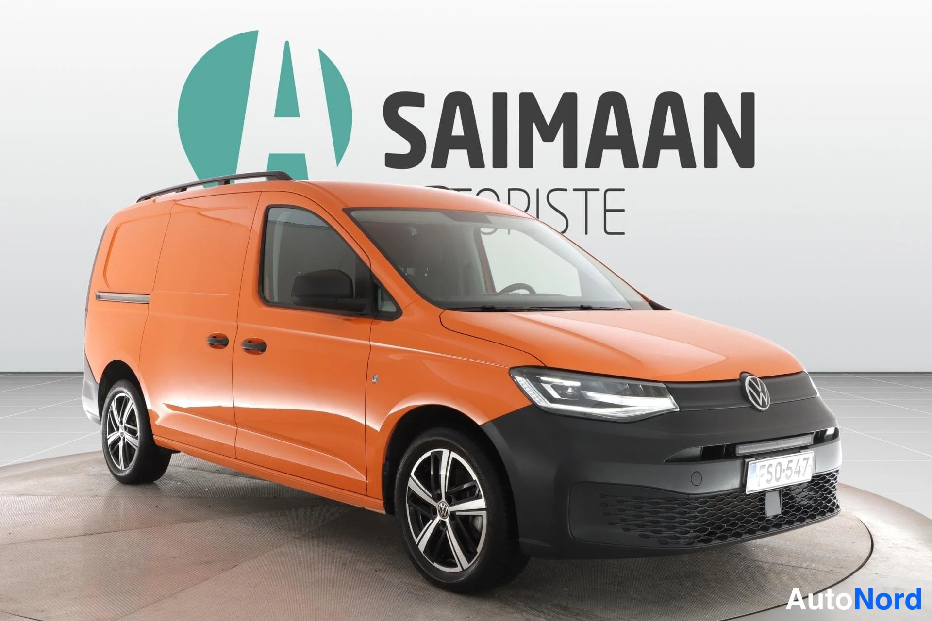 Orange Volkswagen Caddy Maxi 2023, snett framifrån, fronten åt höger, bild 2