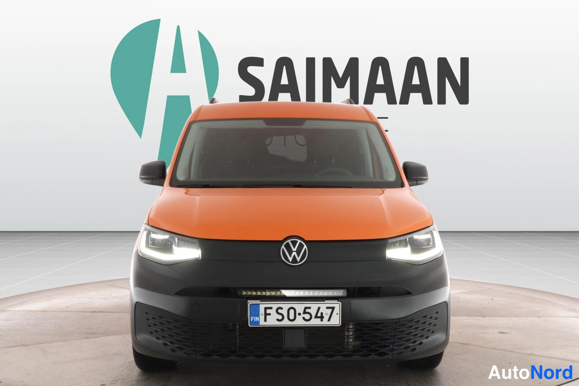 Orange Volkswagen Caddy Maxi 2023, framifrån, bild 3