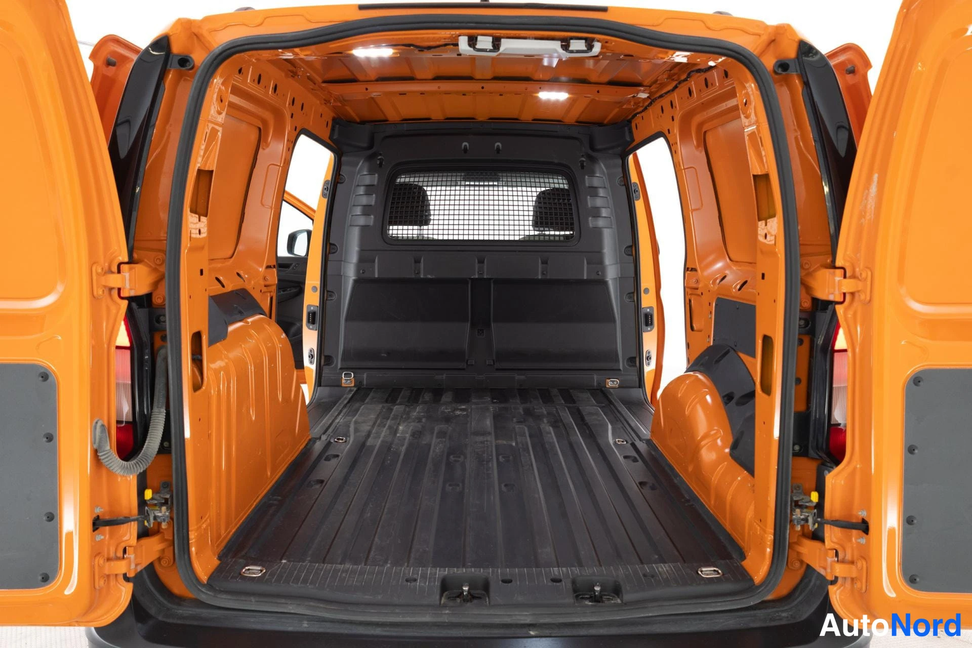 Orange Volkswagen Caddy Maxi 2023, bagageutrymme, bild 12