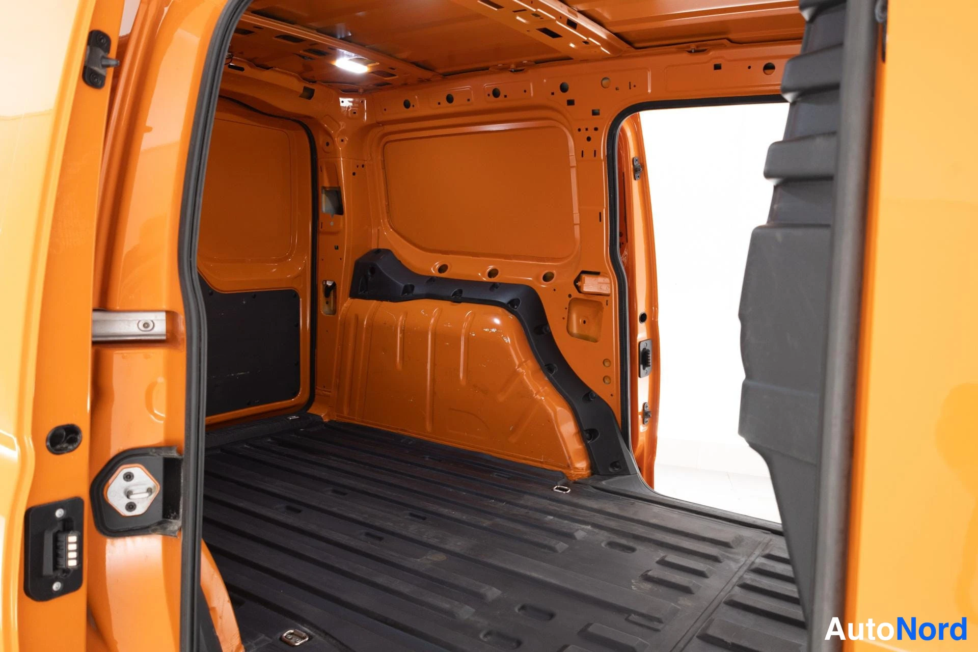 Orange Volkswagen Caddy Maxi 2023, bagageutrymme, bild 13