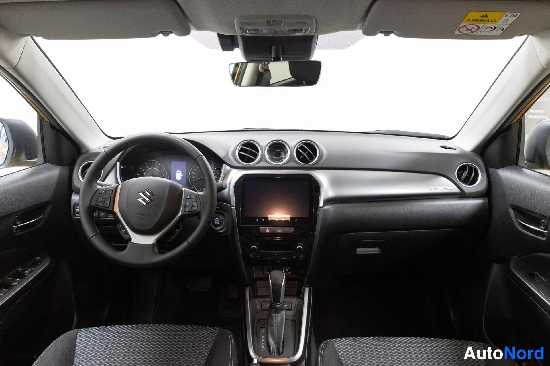 Keltainen Suzuki Vitara 2026, ohjaamo, kuva 13