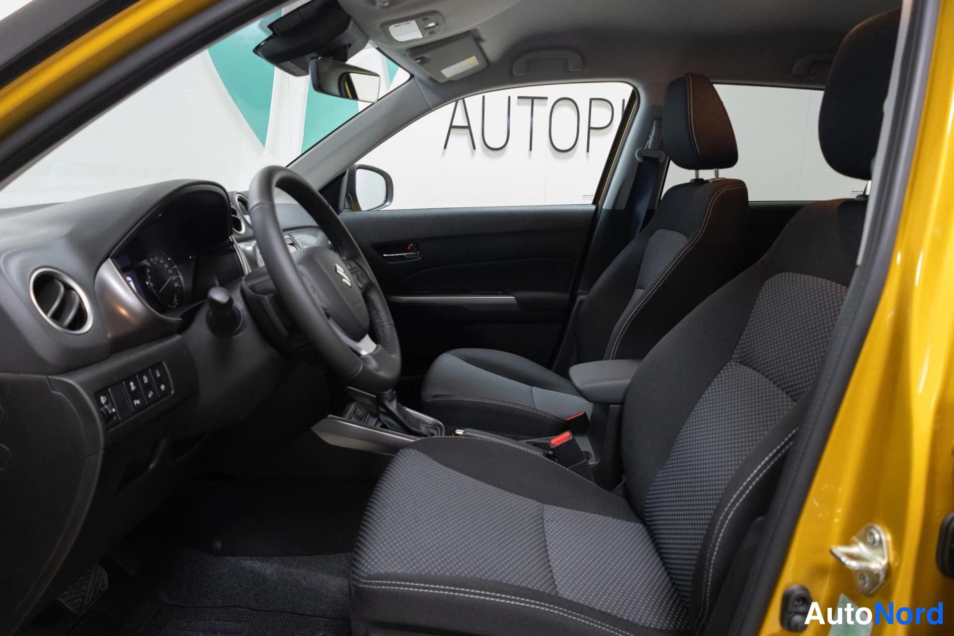 Keltainen Suzuki Vitara 2026, ohjaamo, kuva 10