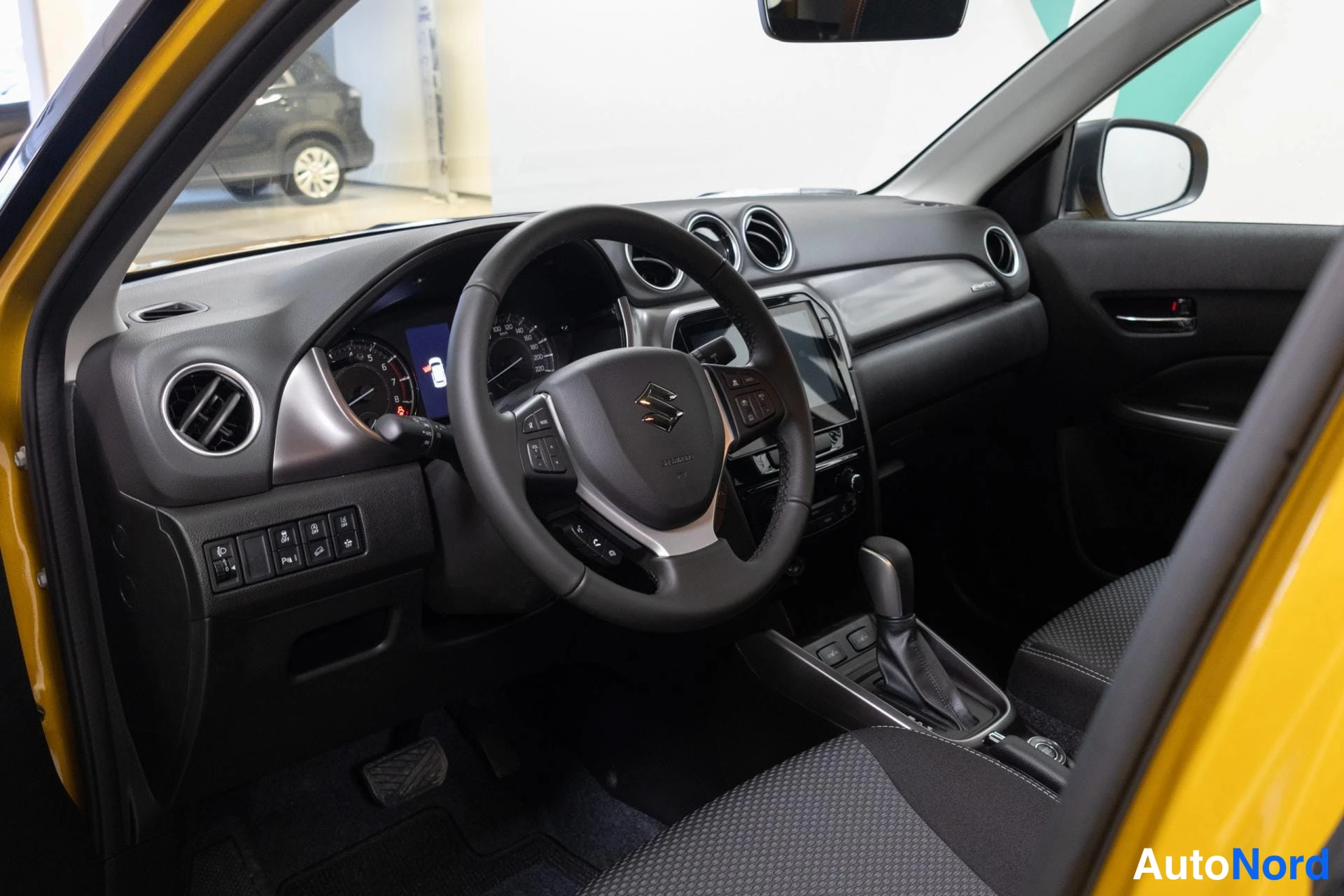 Keltainen Suzuki Vitara 2026, ohjaamo, kuva 11