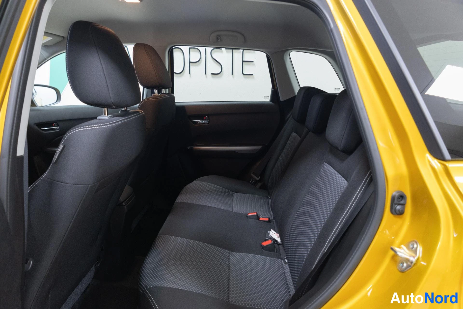 Keltainen Suzuki Vitara 2026, takaistuimet, kuva 15