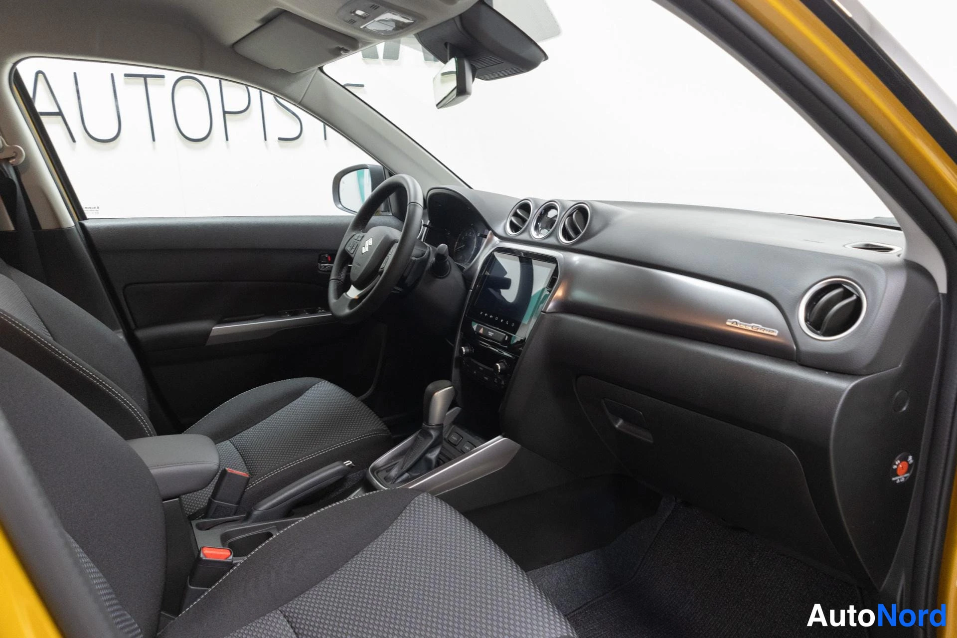 Keltainen Suzuki Vitara 2026, ohjaamo, kuva 12