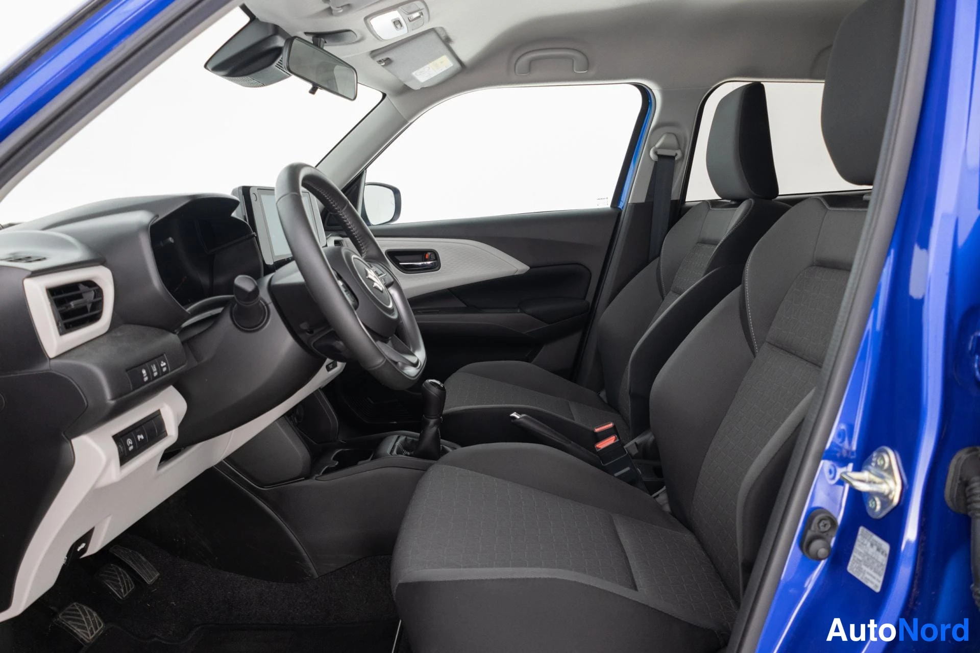 Sininen Suzuki Swift 2025, ohjaamo, kuva 9