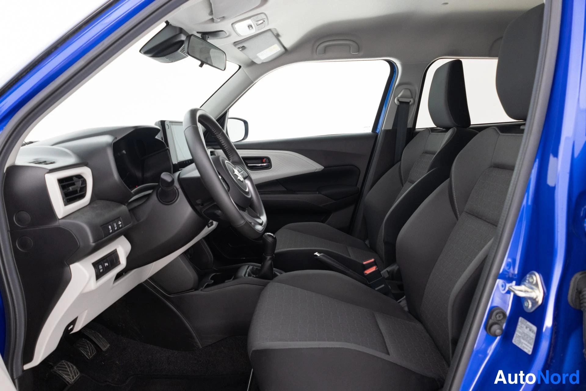 Sininen Suzuki Swift 2025, ohjaamo, kuva 10