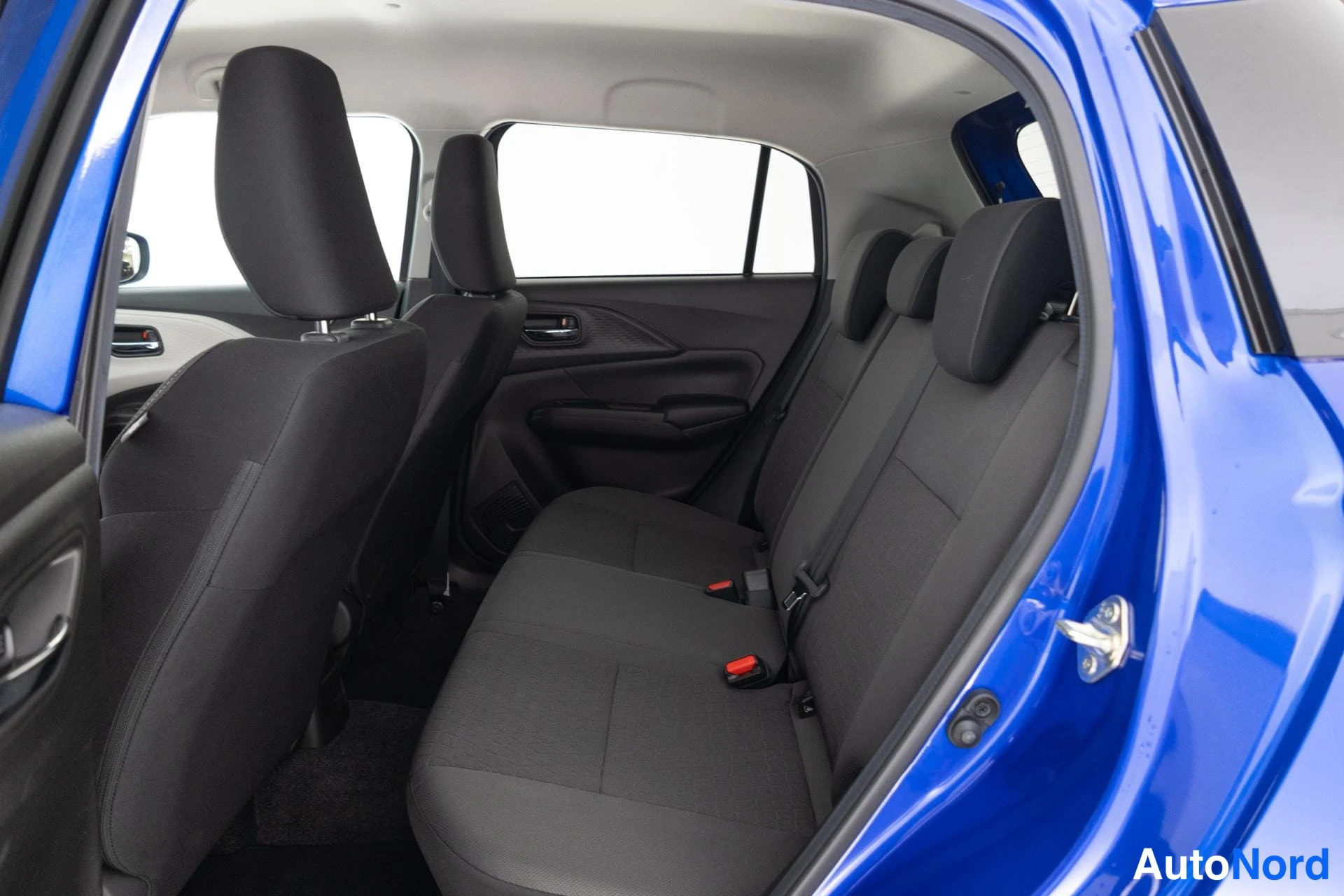 Sininen Suzuki Swift 2025, takaistuimet, kuva 14