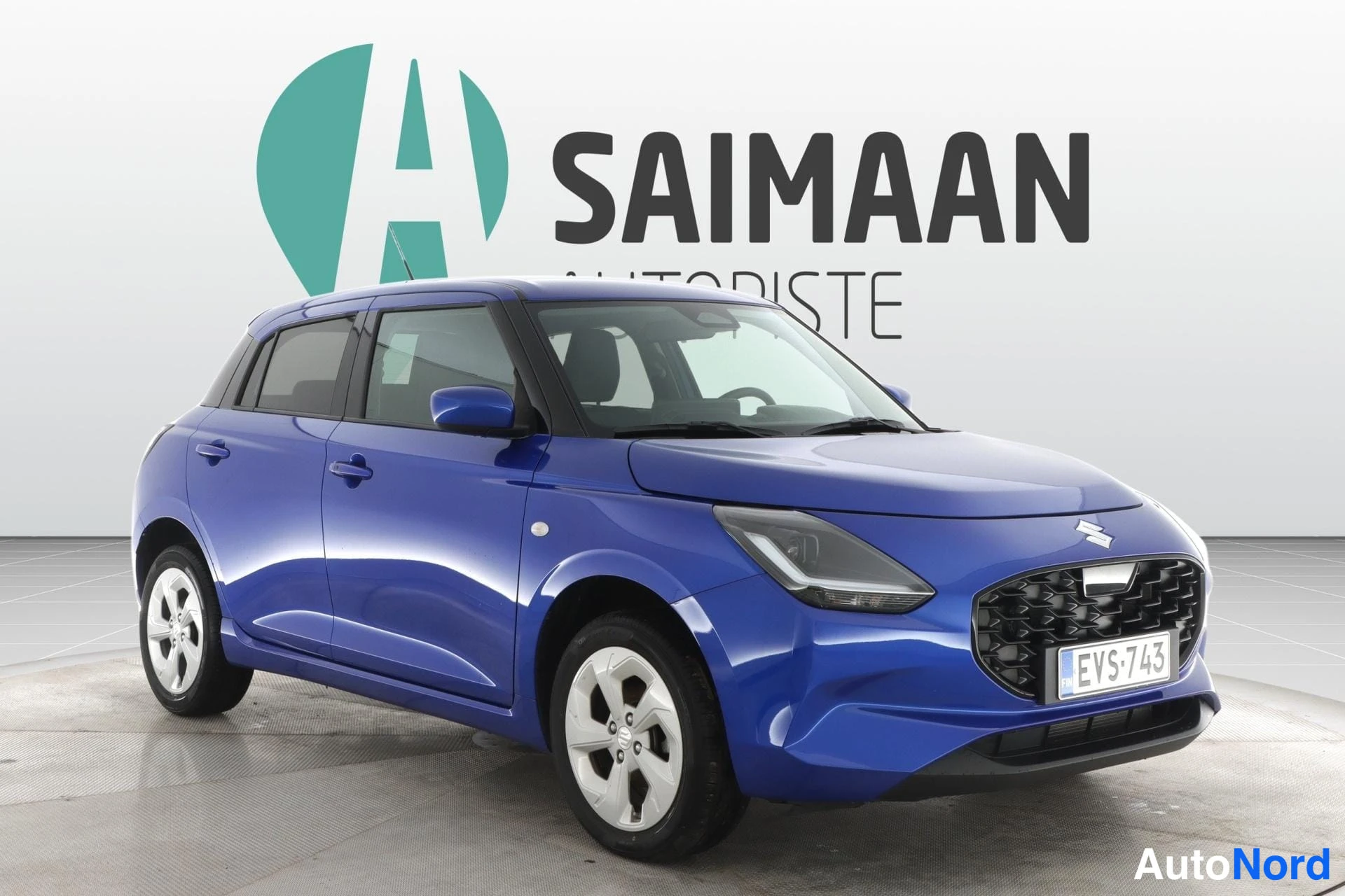 Sininen Suzuki Swift 2025, etuviisto, keula oikealle, kuva 3