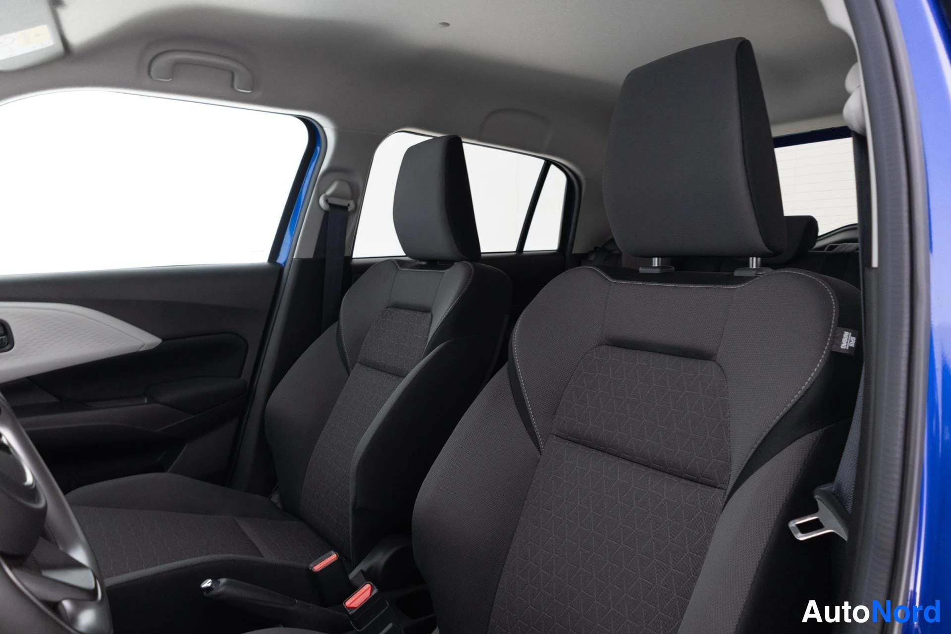 Sininen Suzuki Swift 2025, etuistuimet, kuva 13