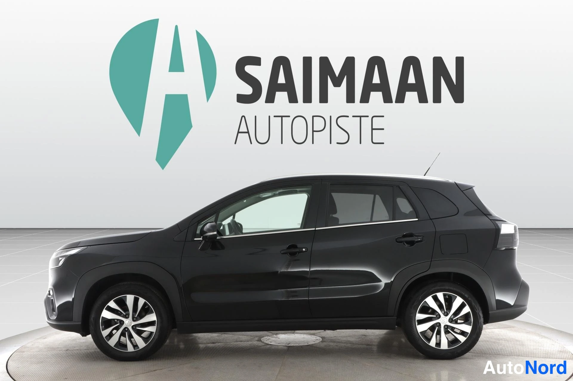 Musta Suzuki S-cross 2023, sivulta, kuva 5