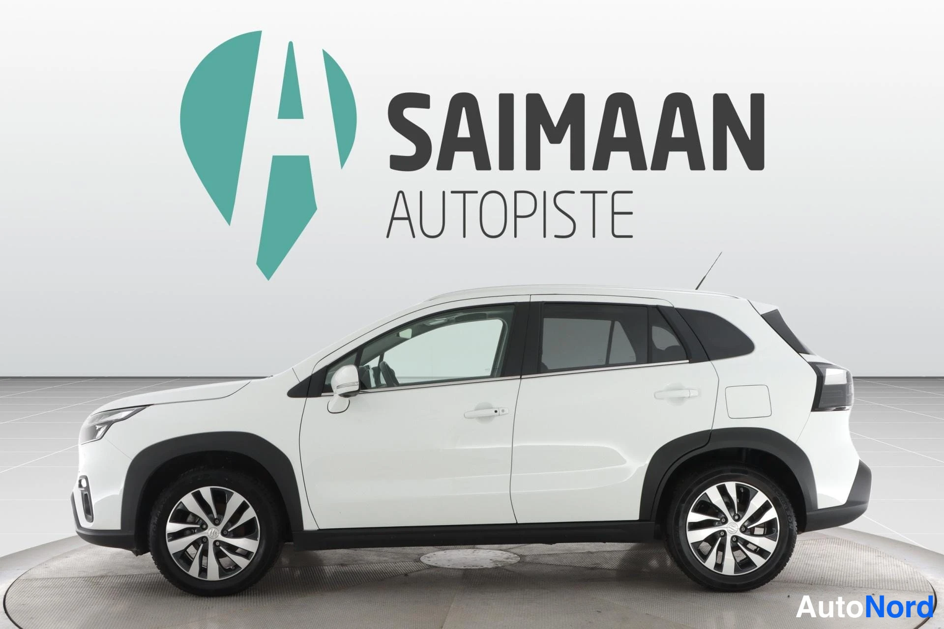 Valkoinen Suzuki S-cross 2025, etuviisto, keula vasemmalle, kuva 2