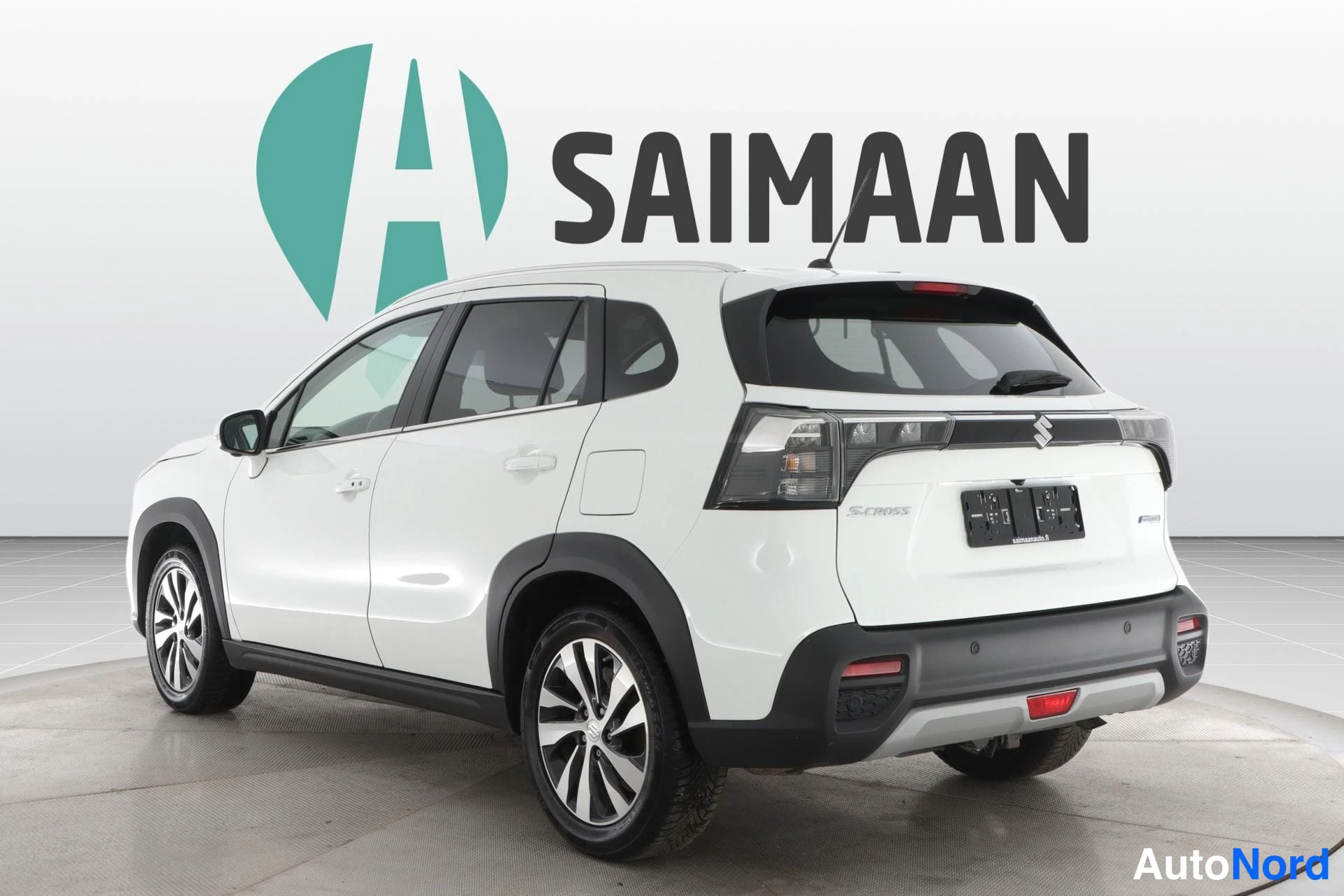 Valkoinen Suzuki S-cross 2025, takaviisto, kuva 6