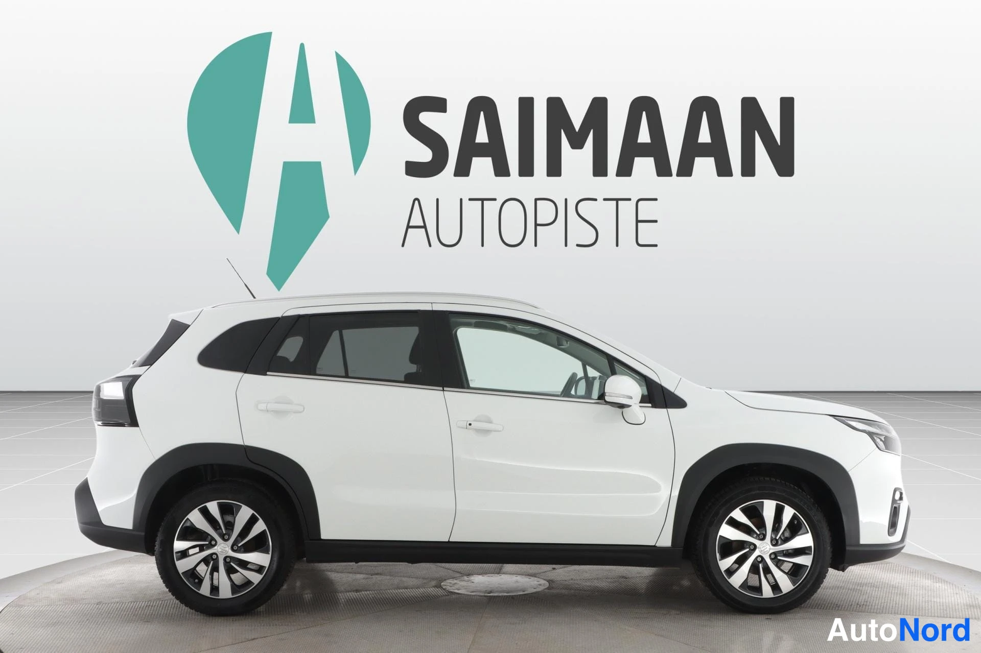 Valkoinen Suzuki S-cross 2025, sivulta, kuva 5