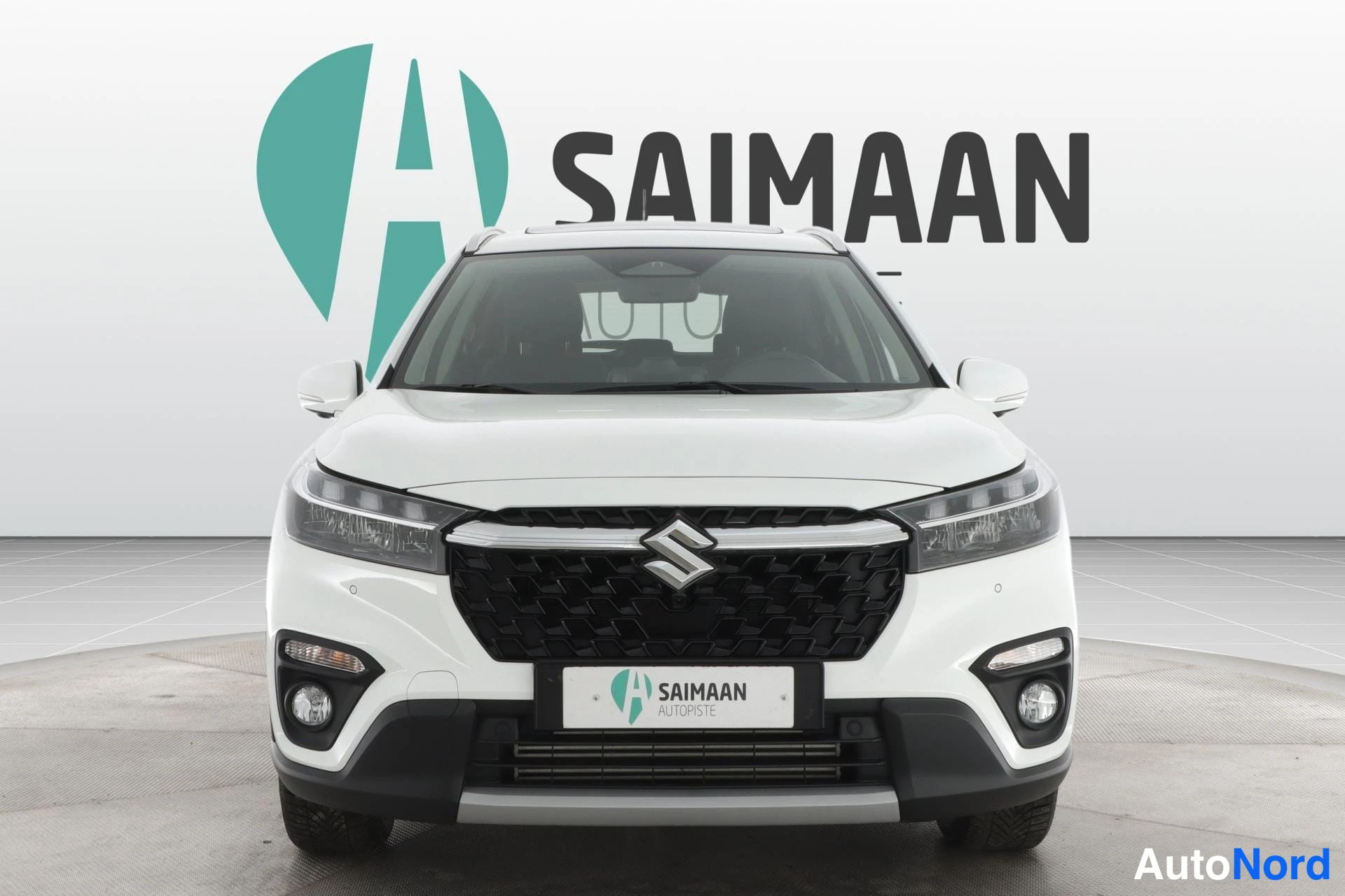 Valkoinen Suzuki S-cross 2025, edestä, kuva 4
