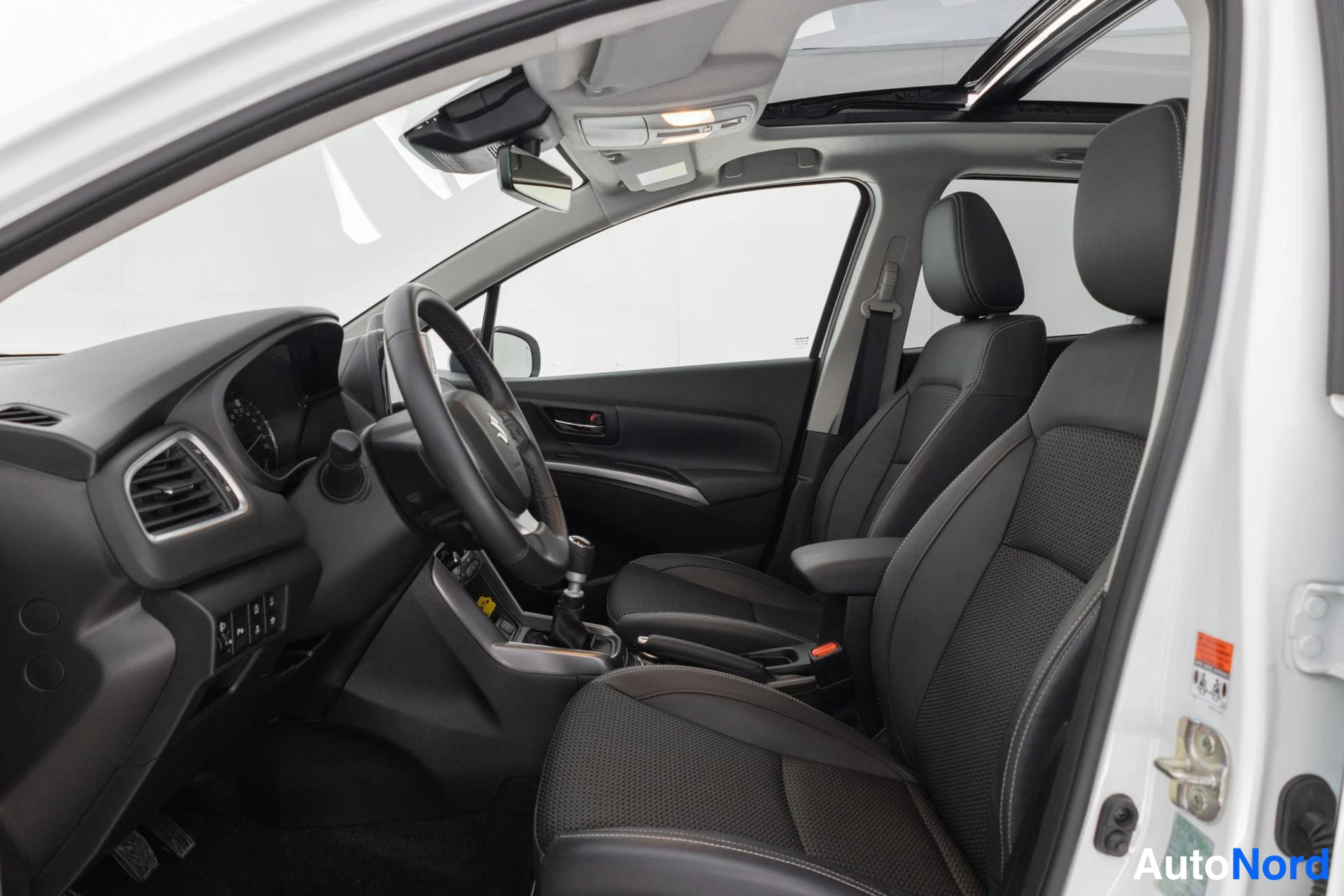 Valkoinen Suzuki S-cross 2025, ohjaamo, kuva 9