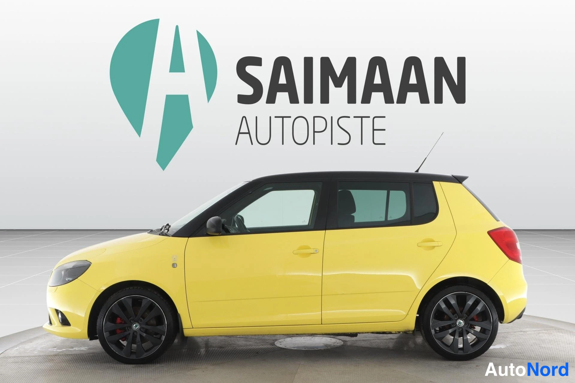 Keltainen Skoda Fabia 2011, etuviisto, keula vasemmalle, kuva 2