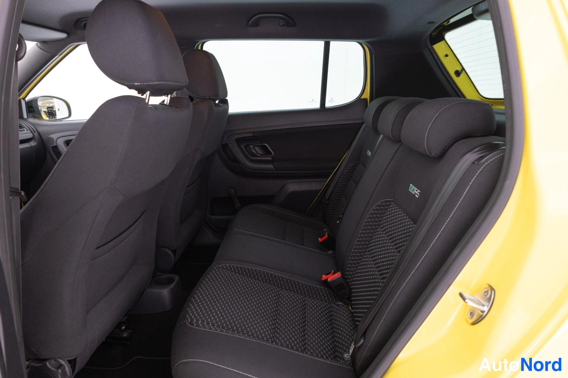 Keltainen Skoda Fabia 2011, takaistuimet, kuva 13