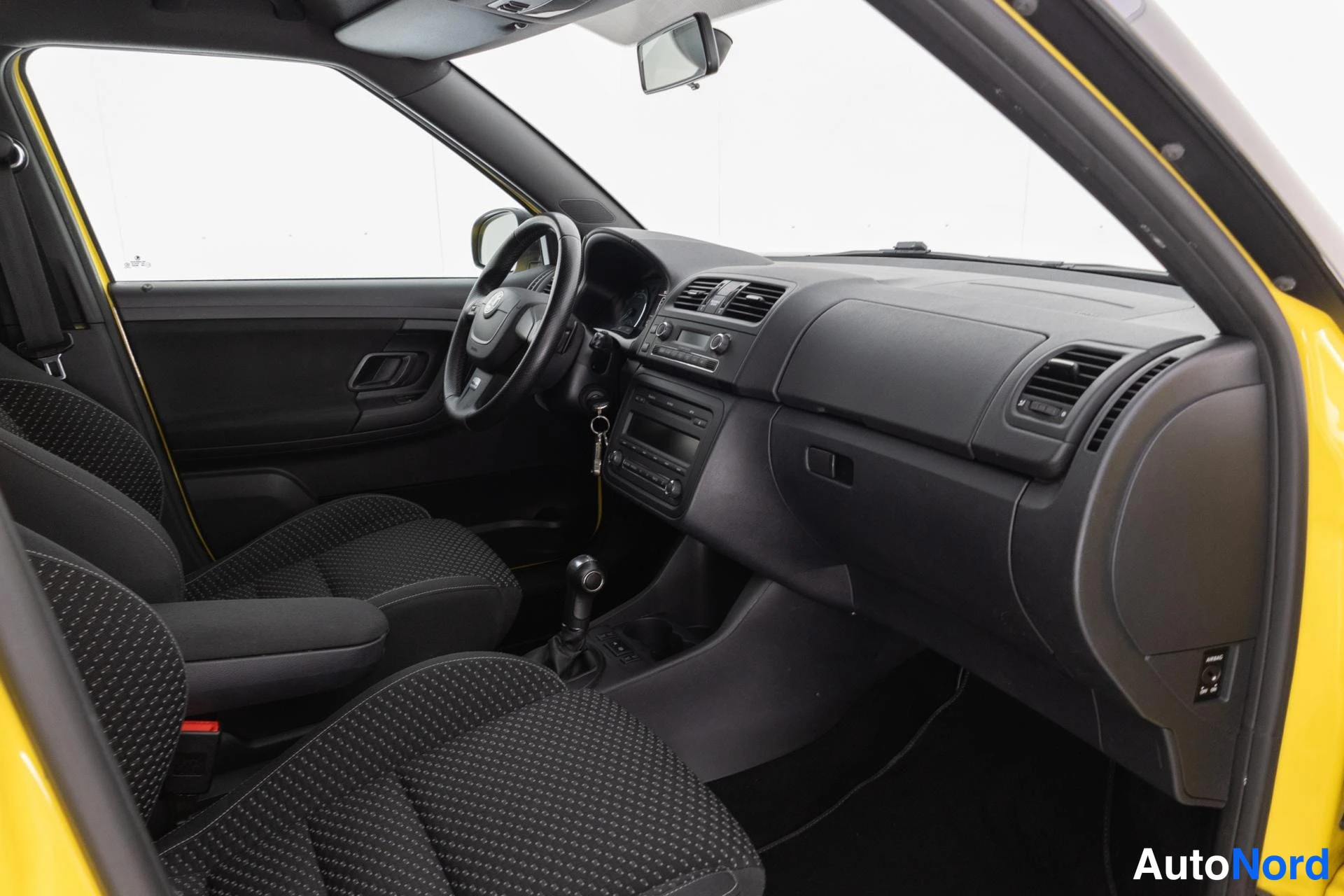 Keltainen Skoda Fabia 2011, ohjaamo, kuva 10