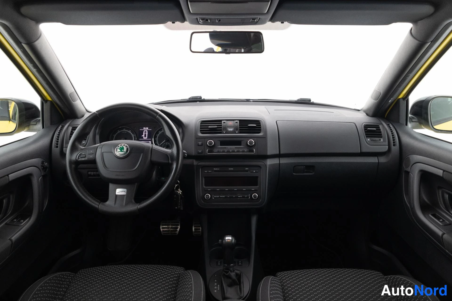 Keltainen Skoda Fabia 2011, ohjaamo, kuva 11