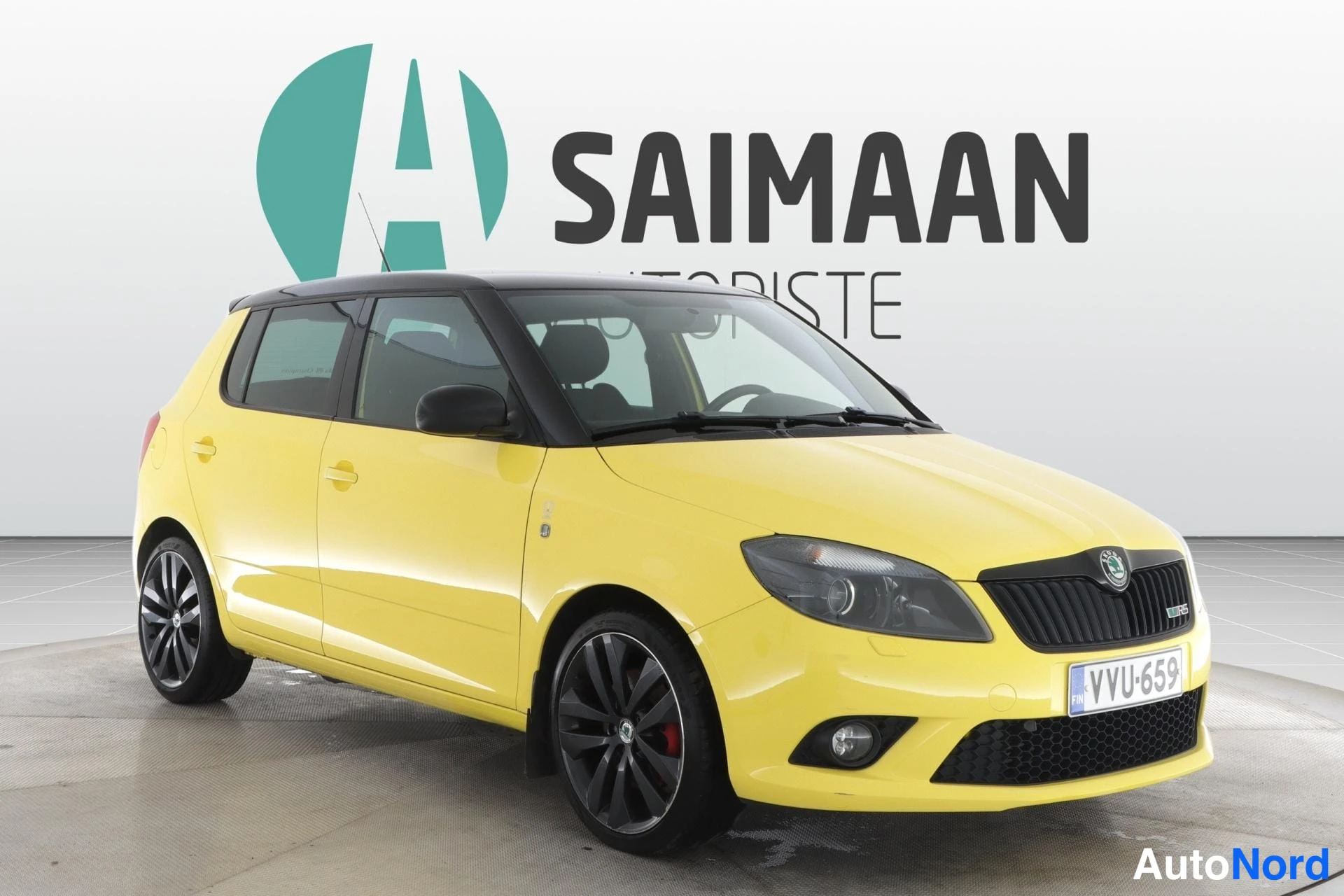 Keltainen Skoda Fabia 2011, etuviisto, keula oikealle, kuva 3