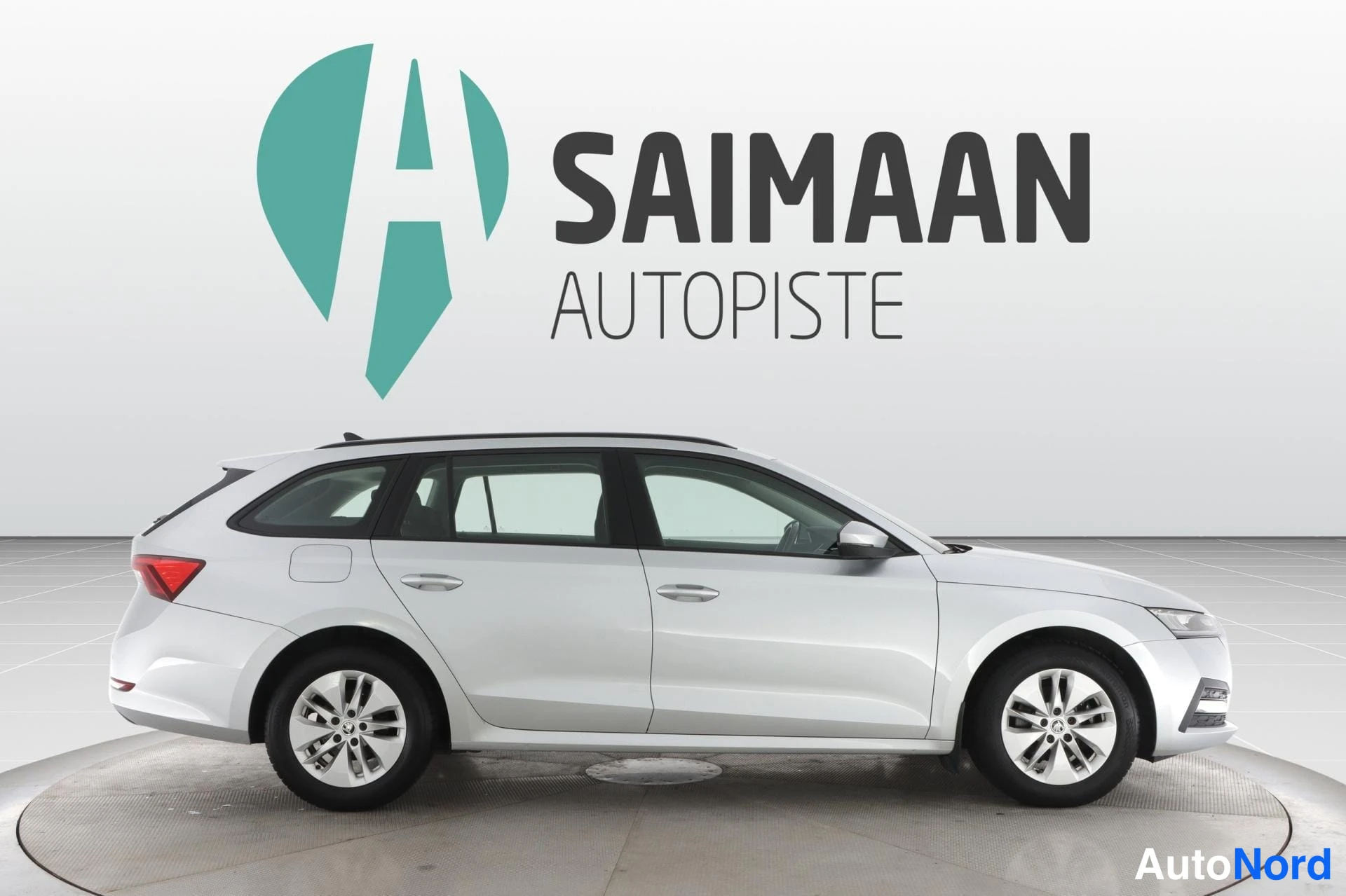 Harmaa Skoda Octavia 2021, sivulta, kuva 5