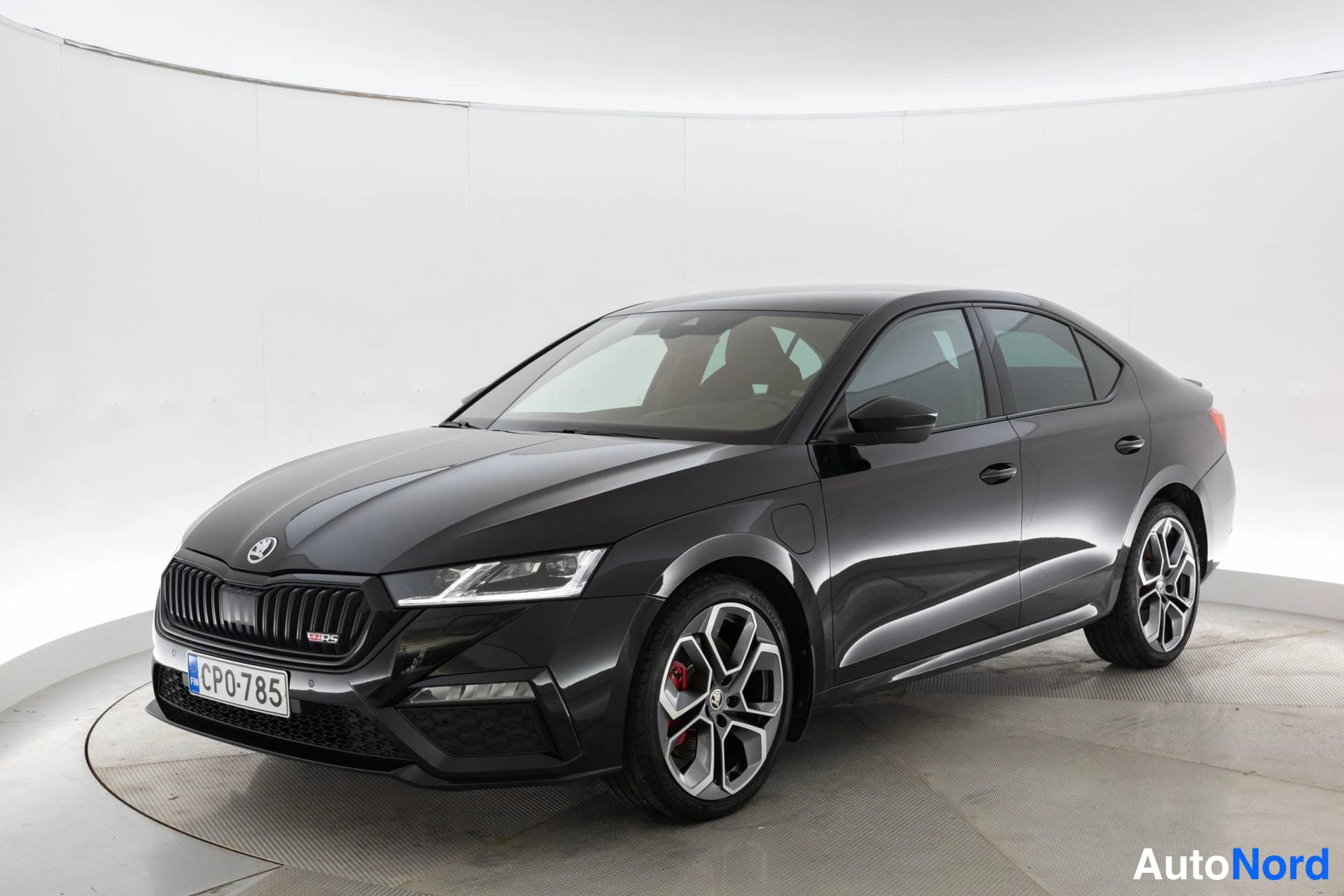Musta Skoda Octavia 2021, etuviisto, keula vasemmalle, kuva 2