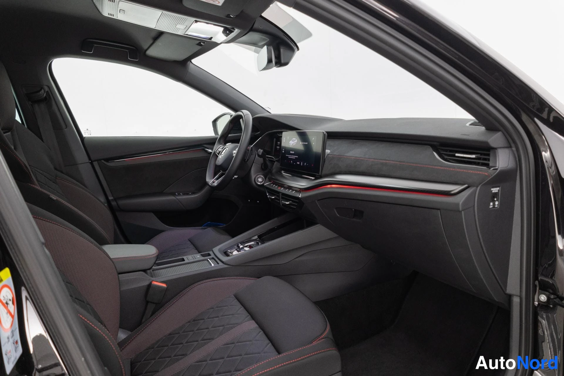Musta Skoda Octavia 2021, ohjaamo, kuva 10