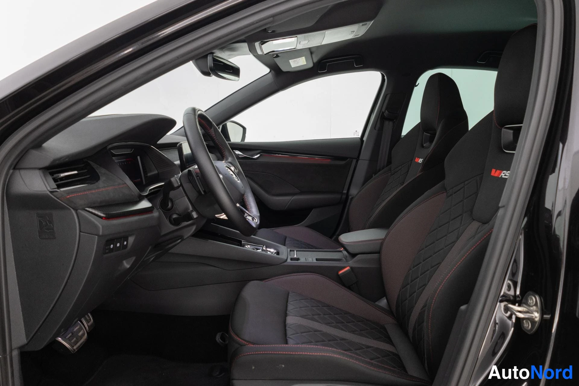 Musta Skoda Octavia 2021, ohjaamo, kuva 8