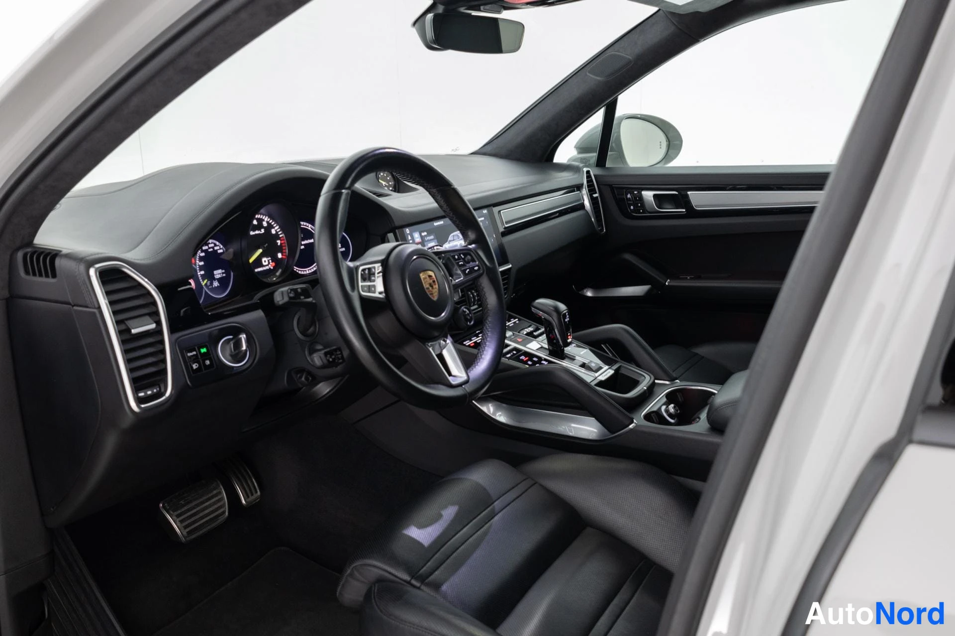 Harmaa Porsche Cayenne 2020, ohjaamo, kuva 12