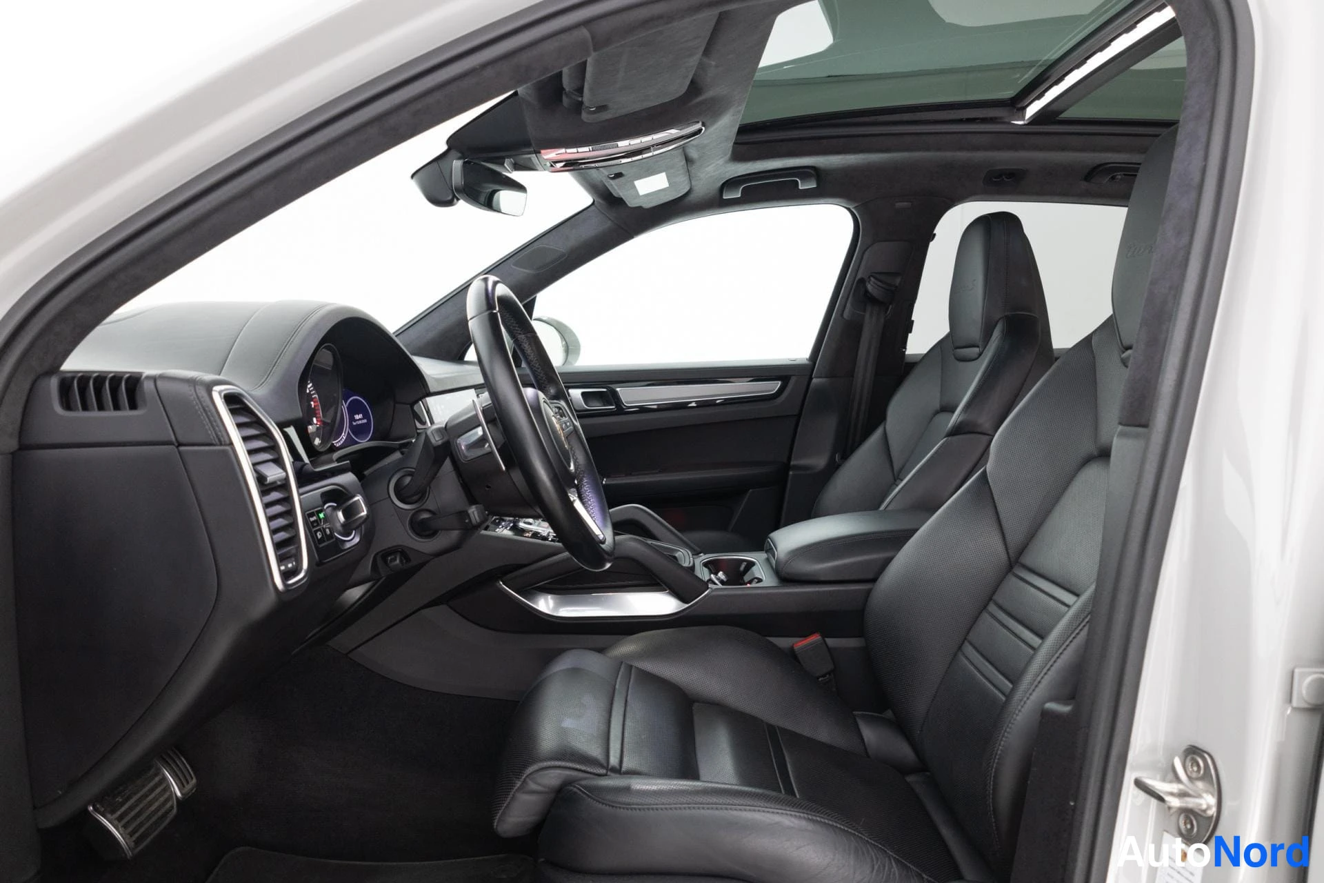 Harmaa Porsche Cayenne 2020, ohjaamo, kuva 13