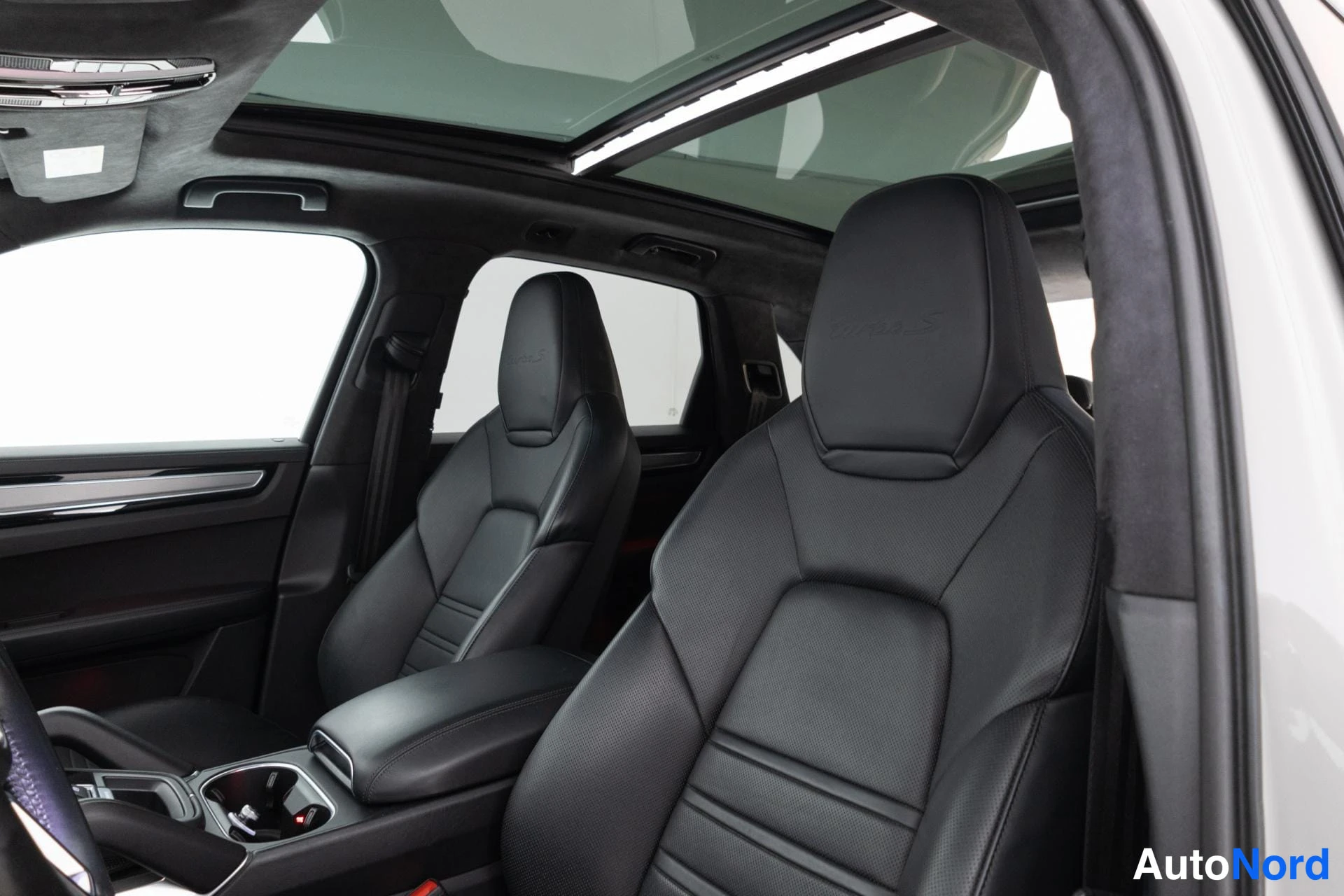 Harmaa Porsche Cayenne 2020, etuistuimet, kuva 16
