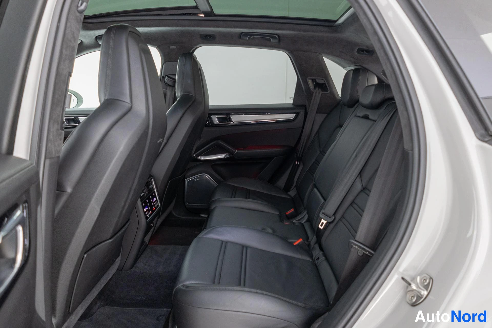 Harmaa Porsche Cayenne 2020, takaistuimet, kuva 17