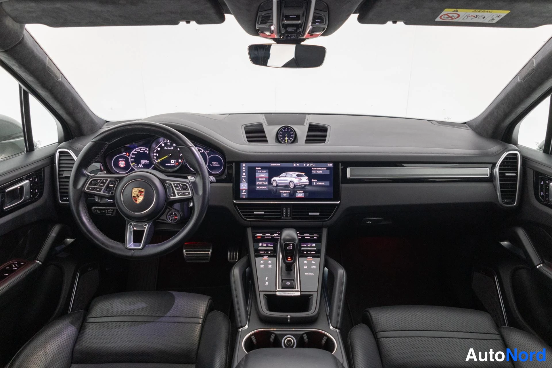 Harmaa Porsche Cayenne 2020, ohjaamo, kuva 15