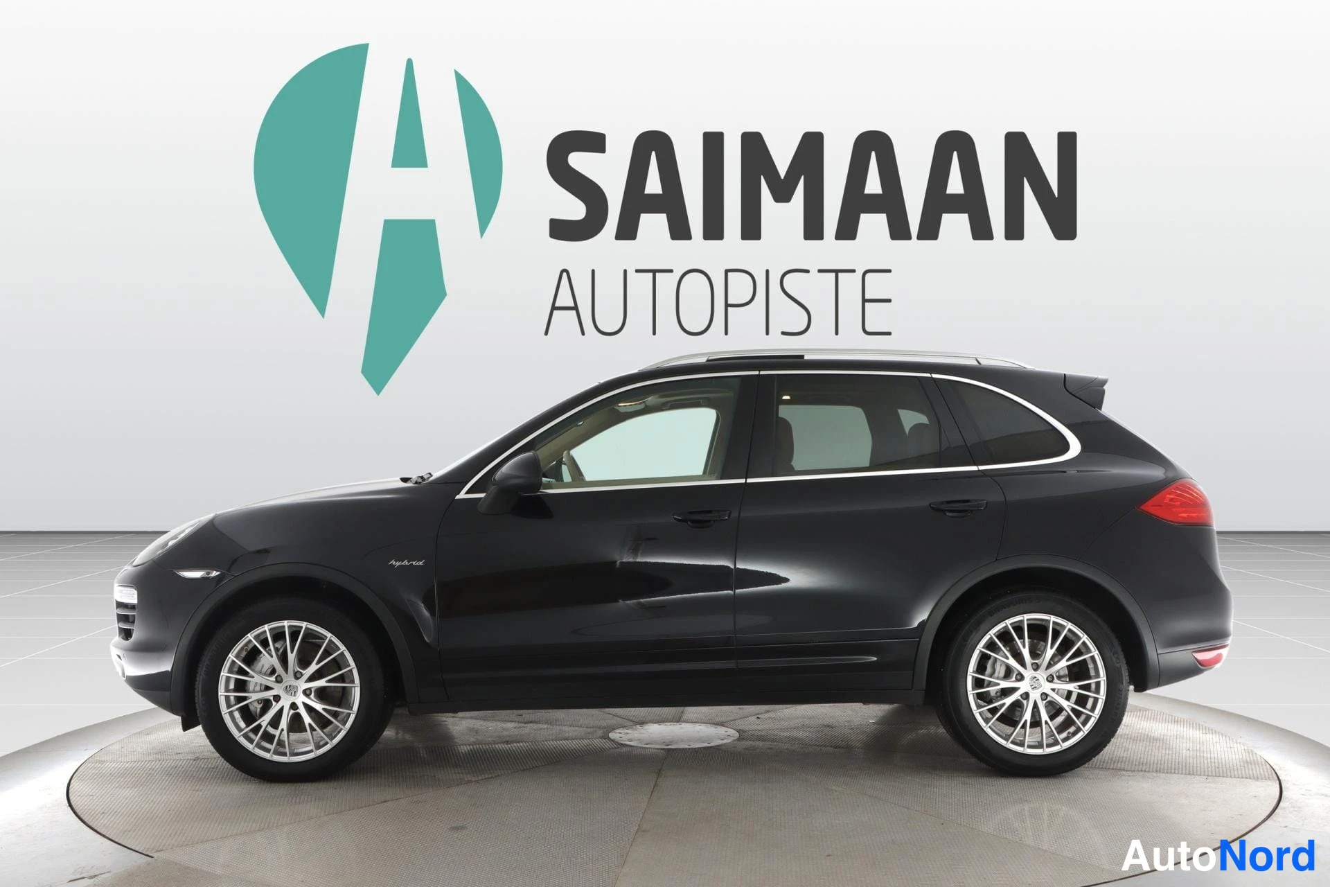 Musta Porsche Cayenne 2010, sivulta, kuva 4