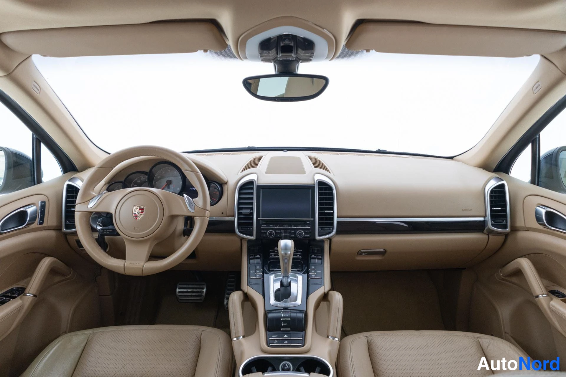 Musta Porsche Cayenne 2010, ohjaamo, kuva 11