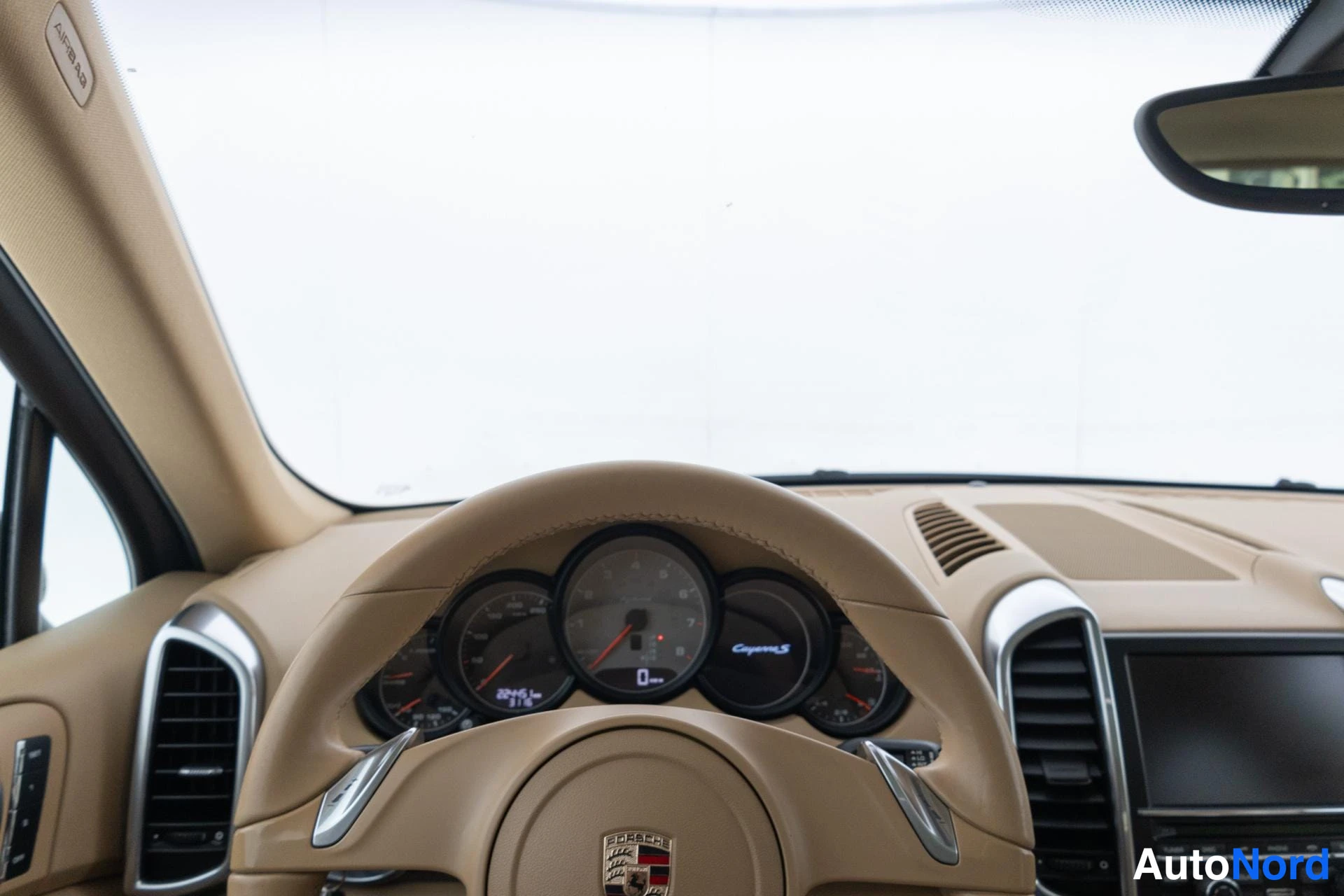 Musta Porsche Cayenne 2010, yksityiskohta, kuva 16
