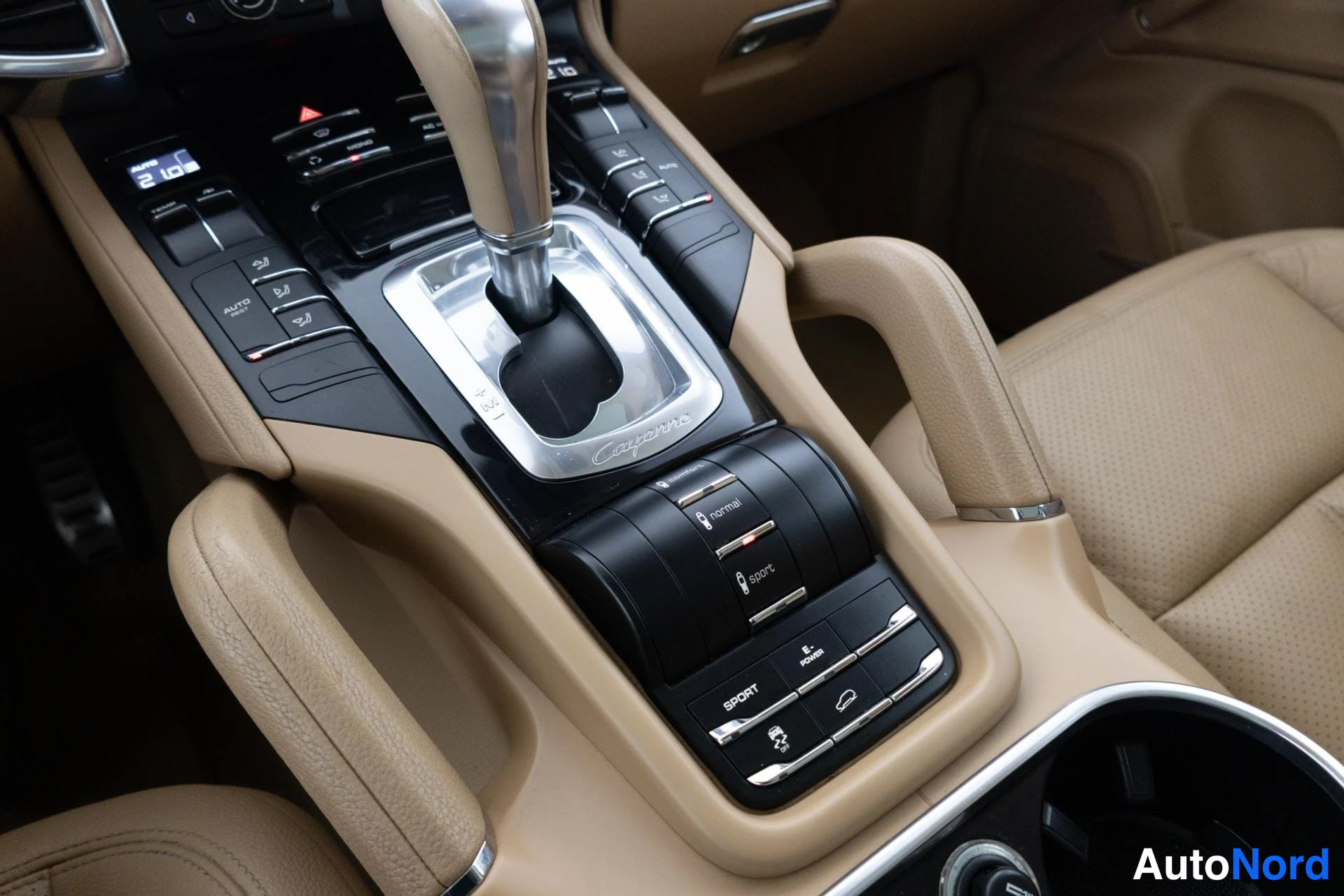 Musta Porsche Cayenne 2010, yksityiskohta, kuva 17