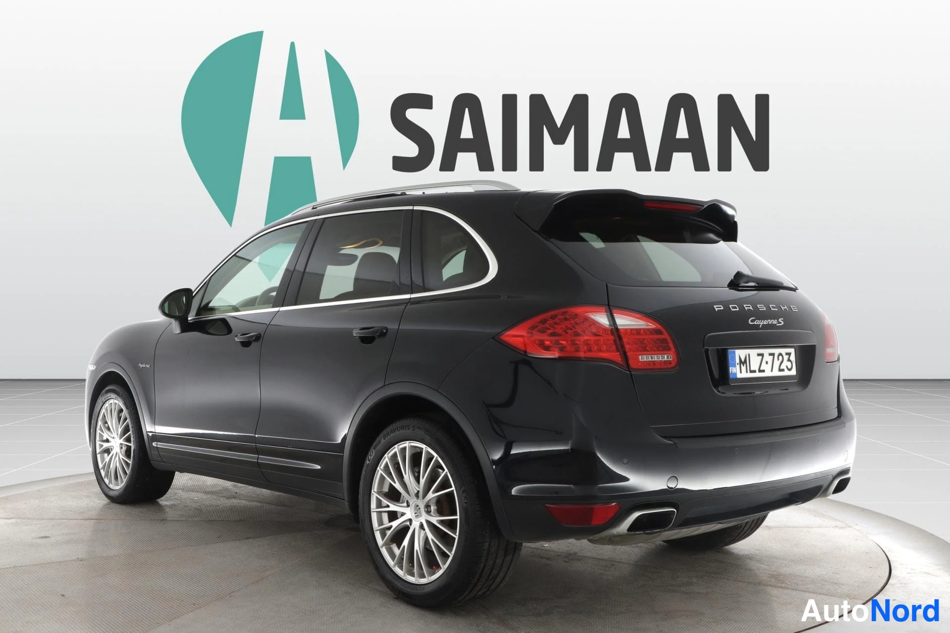 Musta Porsche Cayenne 2010, takaviisto, kuva 5