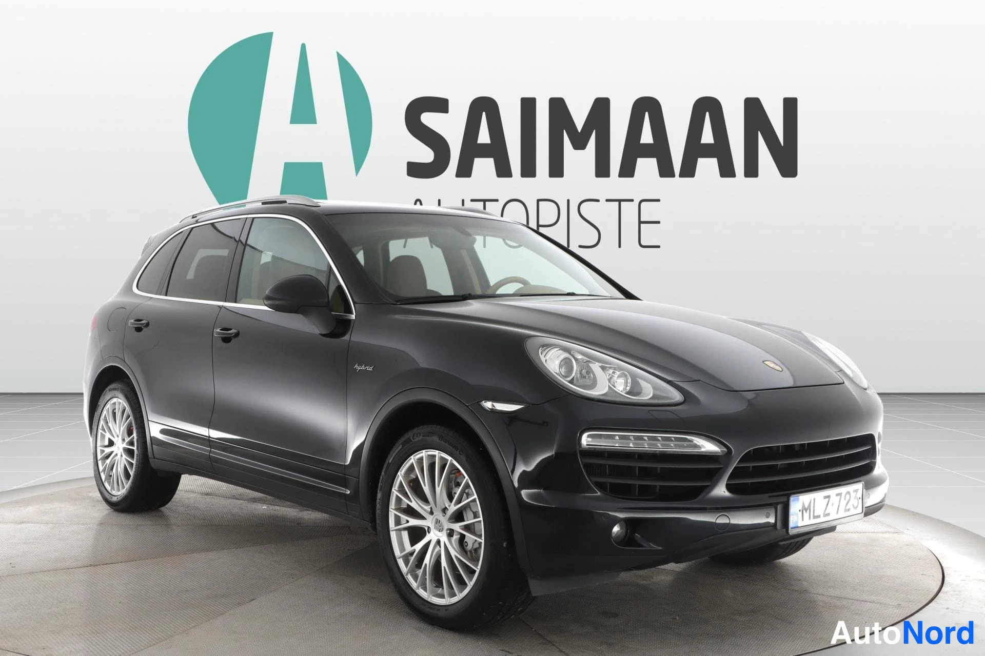 Musta Porsche Cayenne 2010, etuviisto, keula oikealle, kuva 2