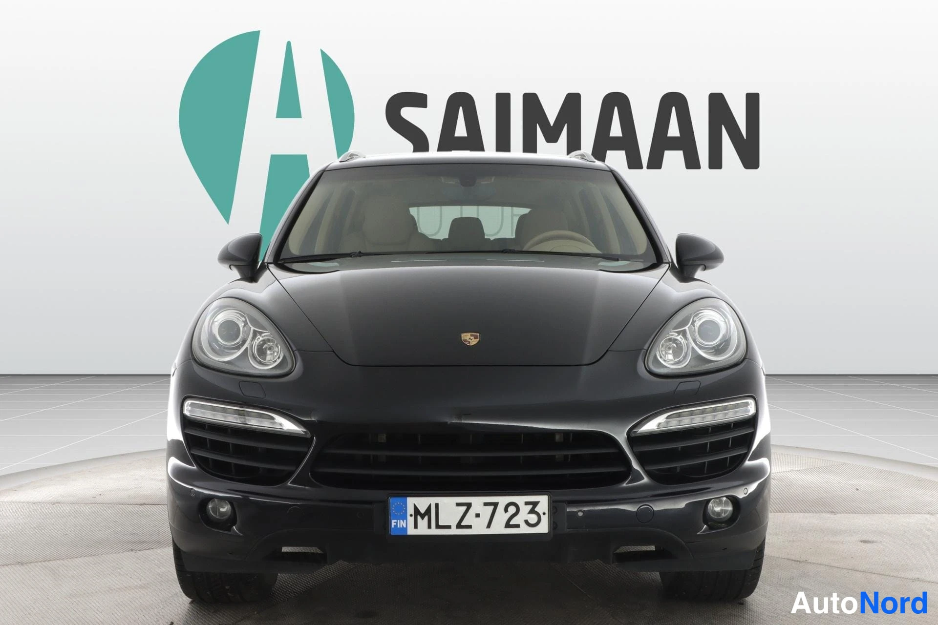 Musta Porsche Cayenne 2010, edestä, kuva 3