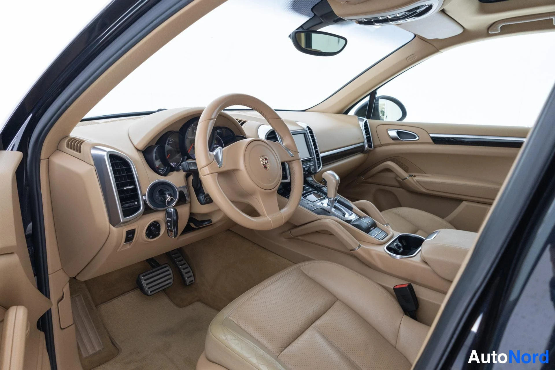 Musta Porsche Cayenne 2010, ohjaamo, kuva 9